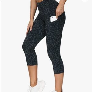 Women’s cropped leopard leggings with pockets